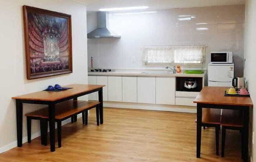 בית מלון כפרי Gotjawal Geomun Oreum Pension