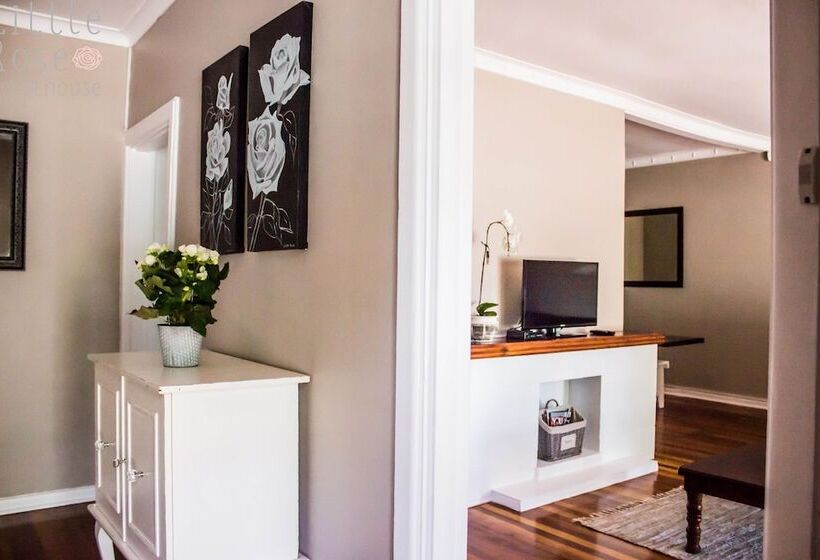 בית מלון כפרי Little Rose Guesthouse & Self Catering