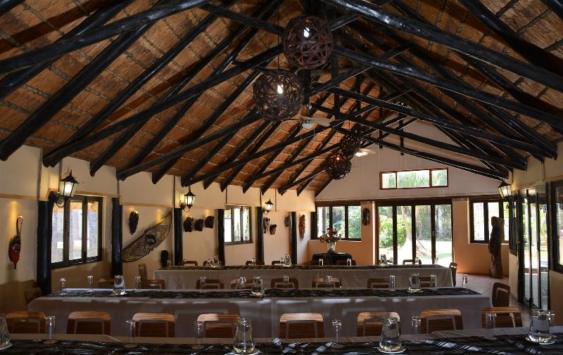 בית מלון כפרי Gooderson Dumazulu Lodge & Traditional Village