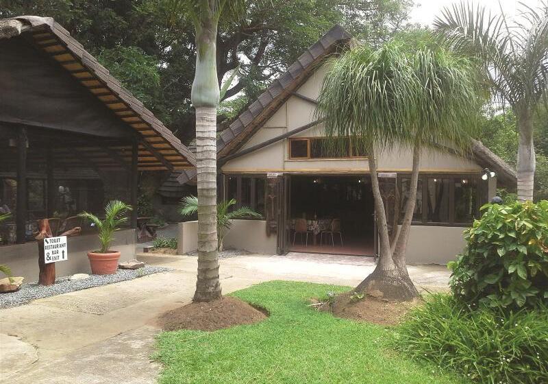 בית מלון כפרי Gooderson Dumazulu Lodge & Traditional Village