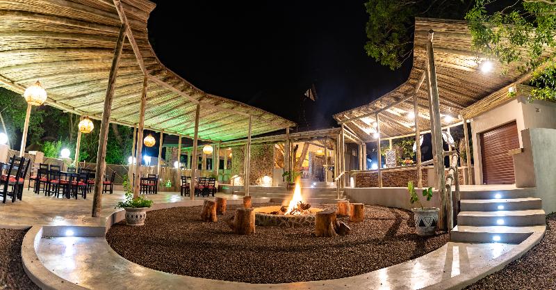 בית מלון כפרי Gooderson Dumazulu Lodge & Traditional Village