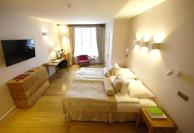 هتل The Three Sisters