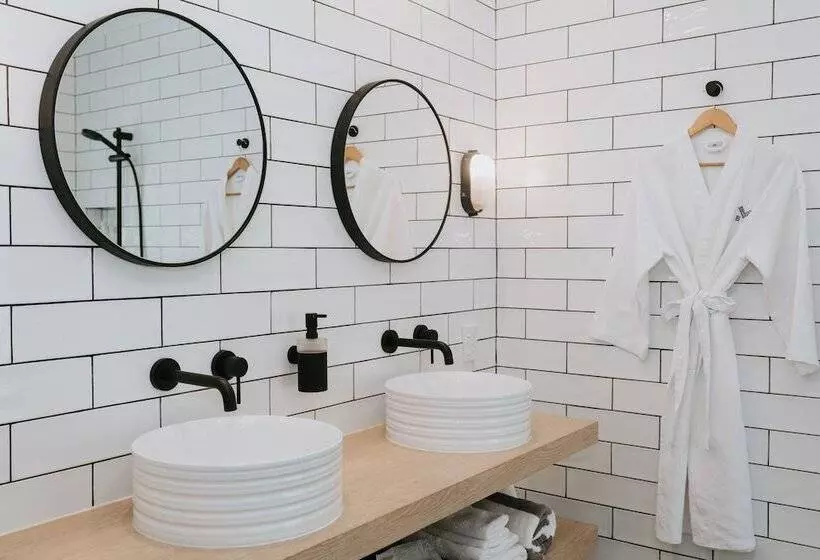 Motu Beachfront Art Villas