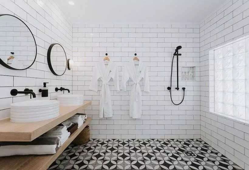 Motu Beachfront Art Villas