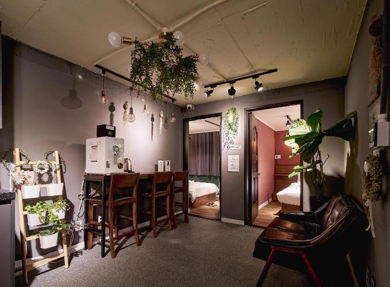 هتل Butler:lee Hongdaecaters To Women