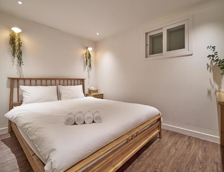 هتل Butler:lee Hongdaecaters To Women