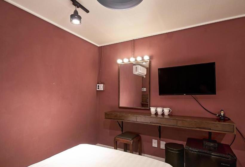 هتل Butler:lee Hongdaecaters To Women