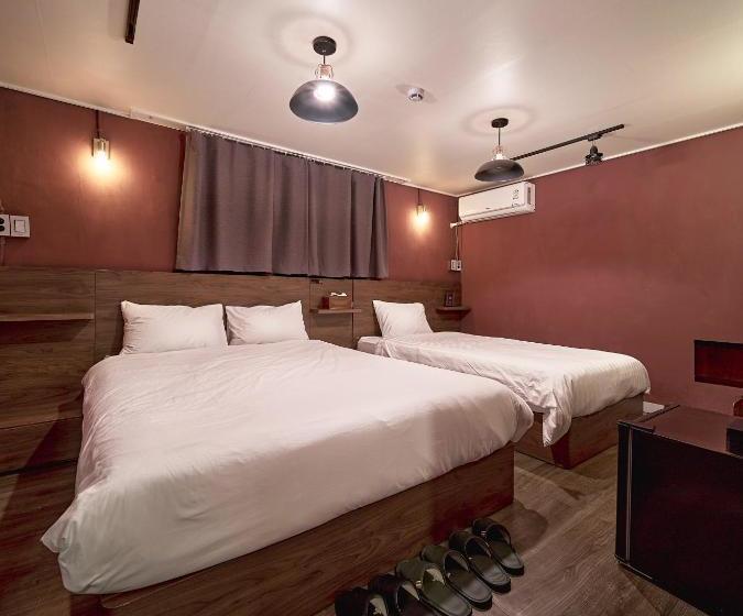 هتل Butler:lee Hongdaecaters To Women