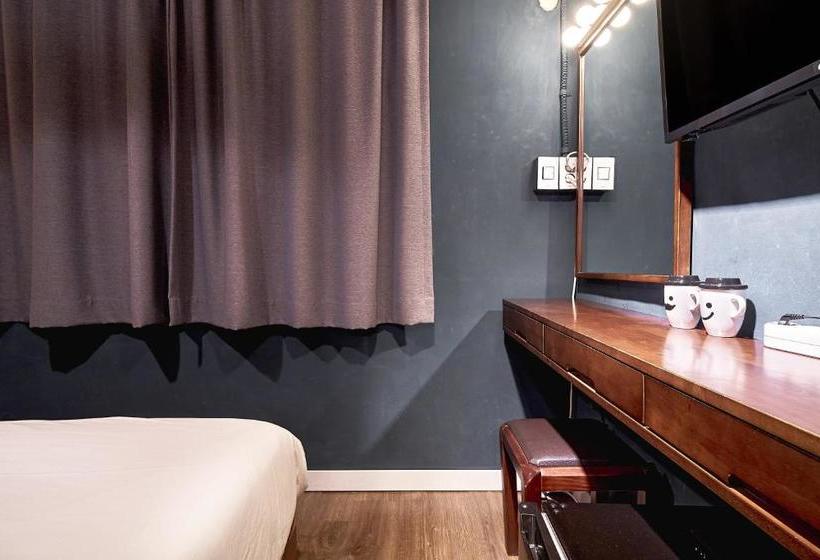 هتل Butler:lee Hongdaecaters To Women