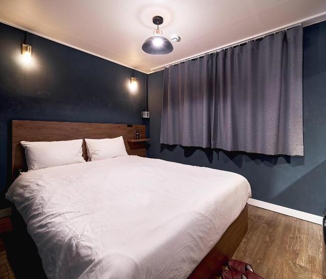 هتل Butler:lee Hongdaecaters To Women