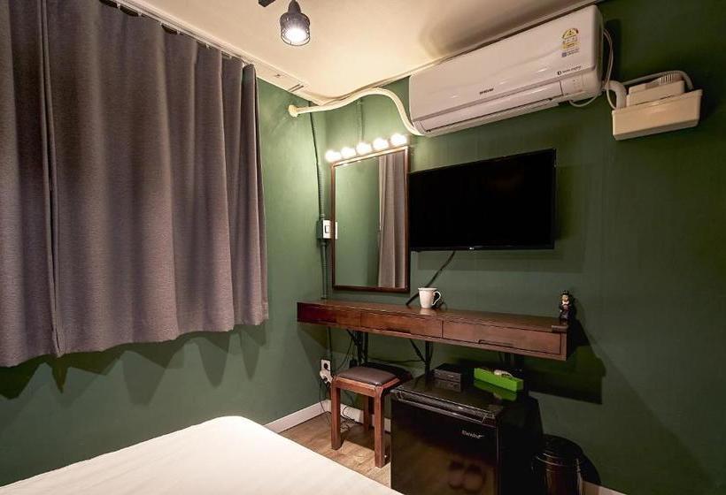 هتل Butler:lee Hongdaecaters To Women