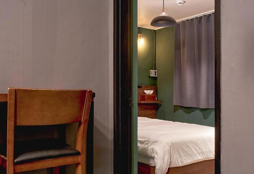 هتل Butler:lee Hongdaecaters To Women