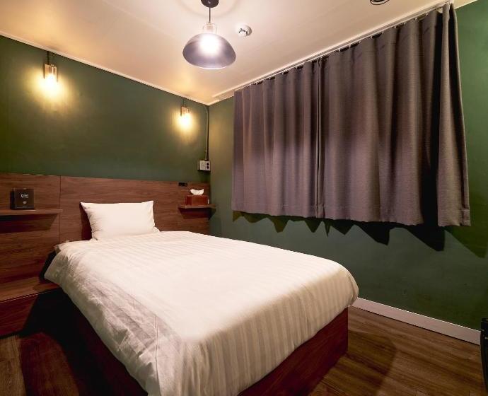 هتل Butler:lee Hongdaecaters To Women