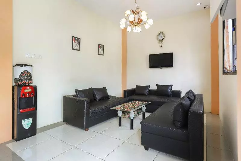 ホテル Reddoorz Near Wisma Cahaya Abadi Sepinggan Airport Balikpapan