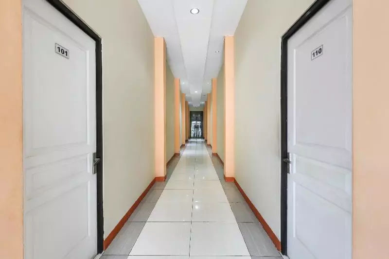 ホテル Reddoorz Near Wisma Cahaya Abadi Sepinggan Airport Balikpapan