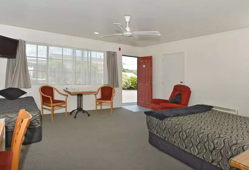 Отель Bk's Pohutukawa Lodge