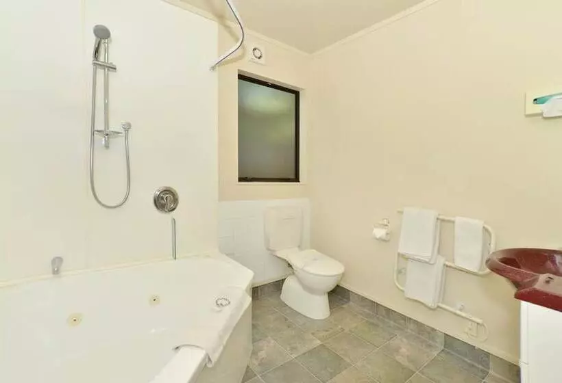 Отель Bk's Pohutukawa Lodge