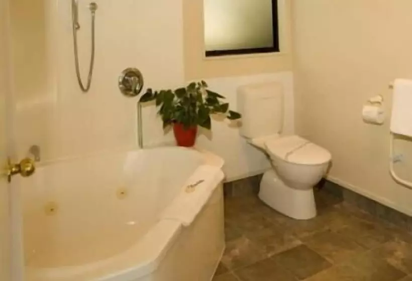 Отель Bk's Pohutukawa Lodge