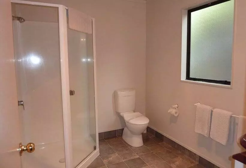 Отель Bk's Pohutukawa Lodge