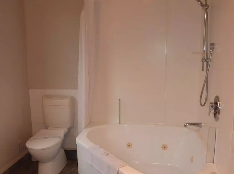 Отель Bk's Pohutukawa Lodge