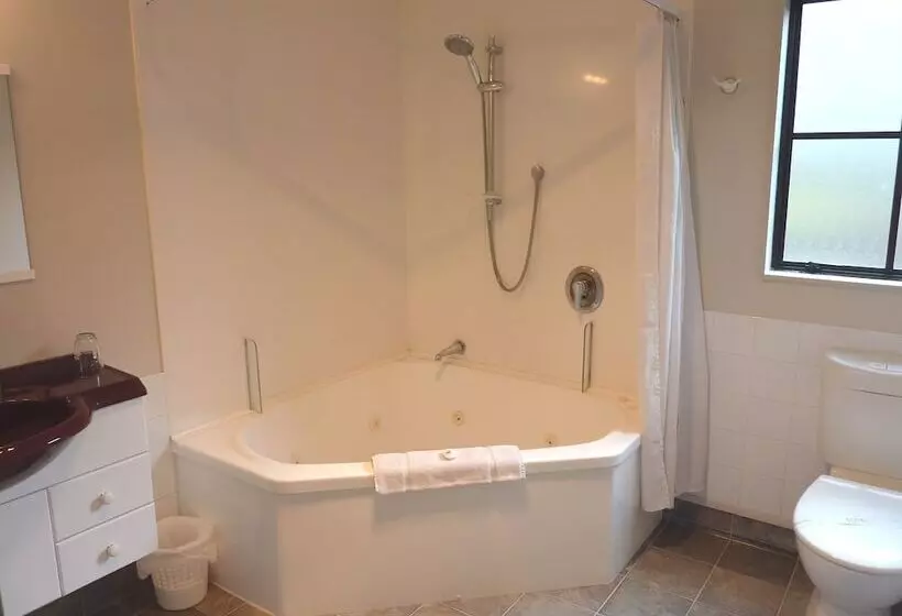 Отель Bk's Pohutukawa Lodge