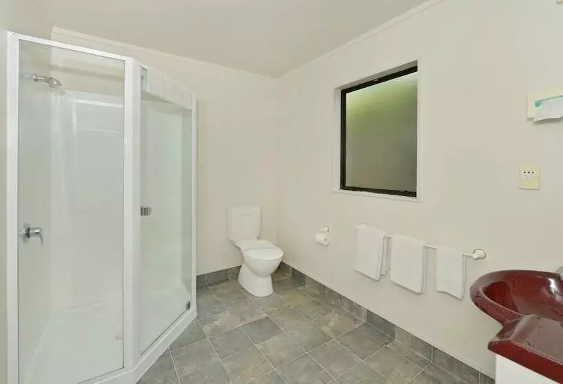 Отель Bk's Pohutukawa Lodge