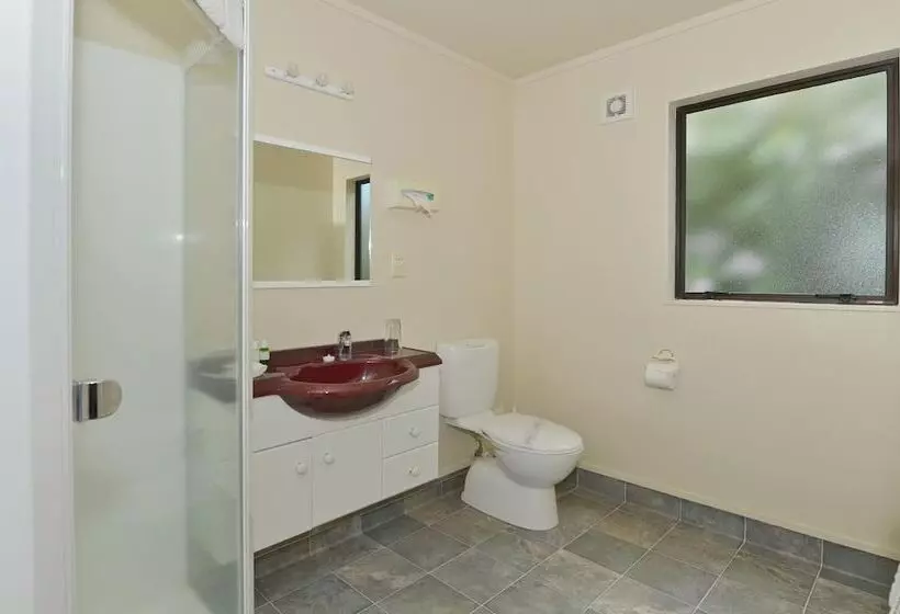 Отель Bk's Pohutukawa Lodge