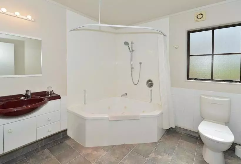 Отель Bk's Pohutukawa Lodge