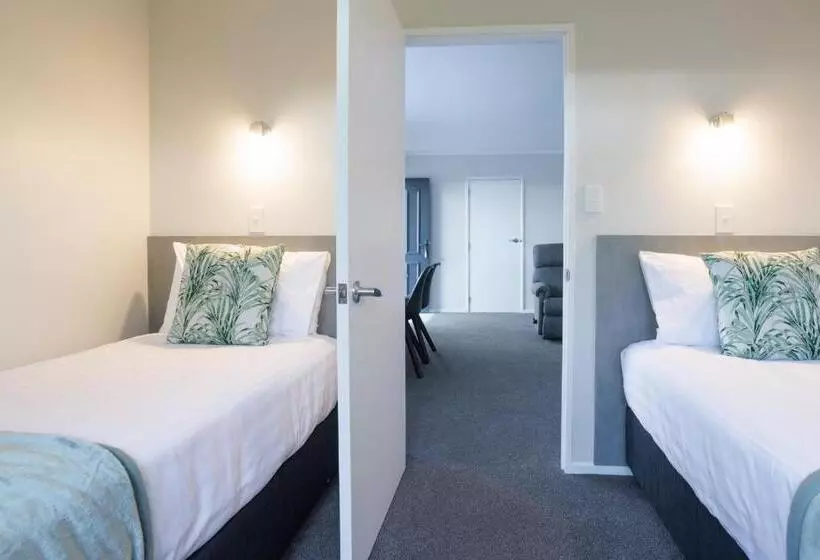 Отель Bk's Pohutukawa Lodge