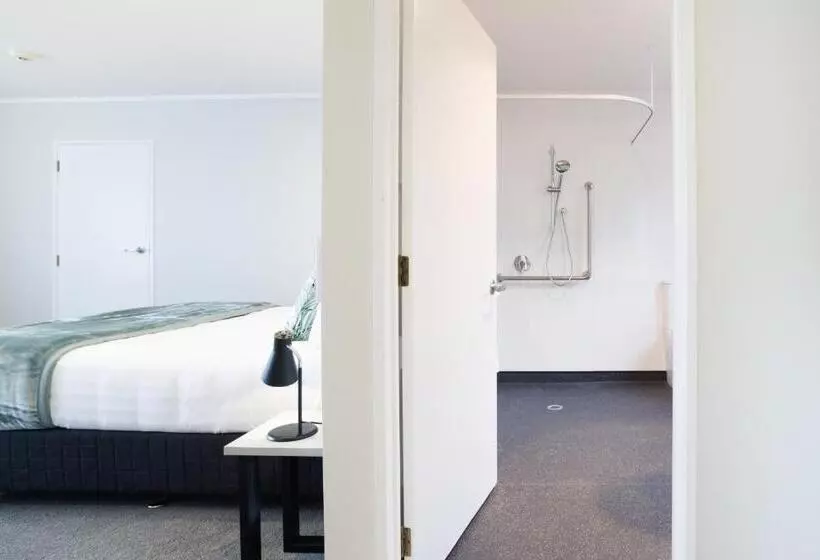 Отель Bk's Pohutukawa Lodge