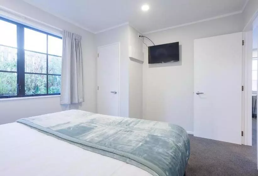 Отель Bk's Pohutukawa Lodge