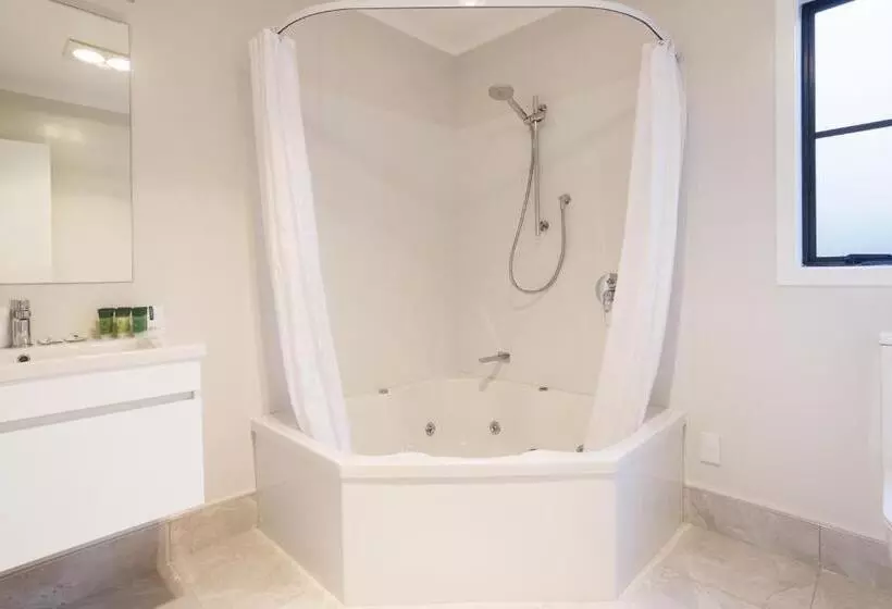 Отель Bk's Pohutukawa Lodge