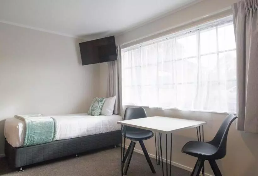 Отель Bk's Pohutukawa Lodge