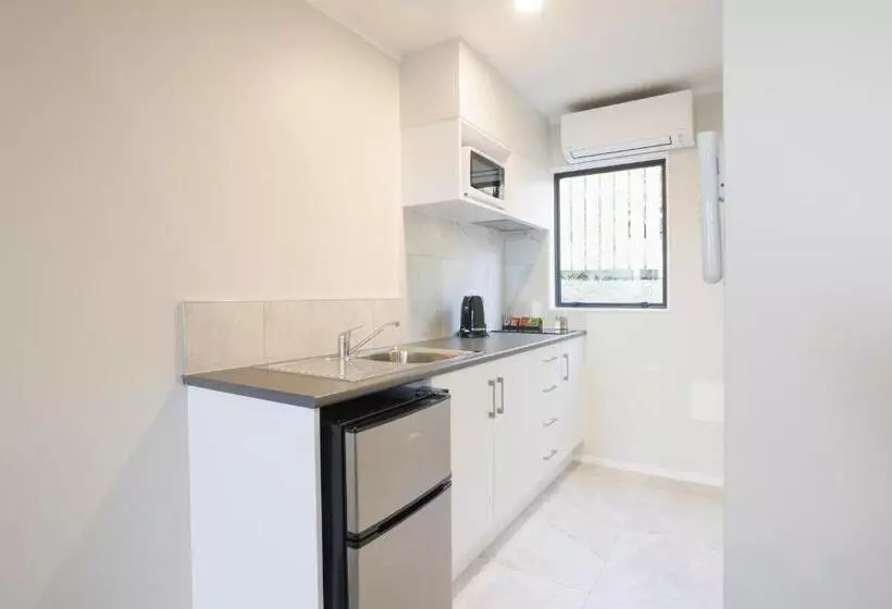 Отель Bk's Pohutukawa Lodge