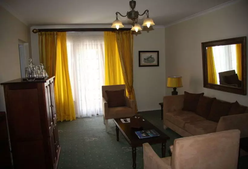 בית מלון כפרי Greenways Manor Guesthouse