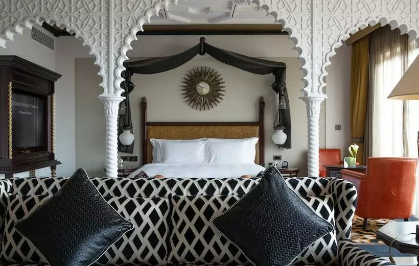 Отель Jumeirah Al Qasr Dubai