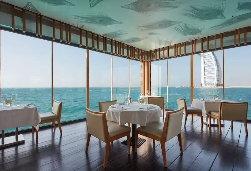 Отель Jumeirah Al Qasr Dubai