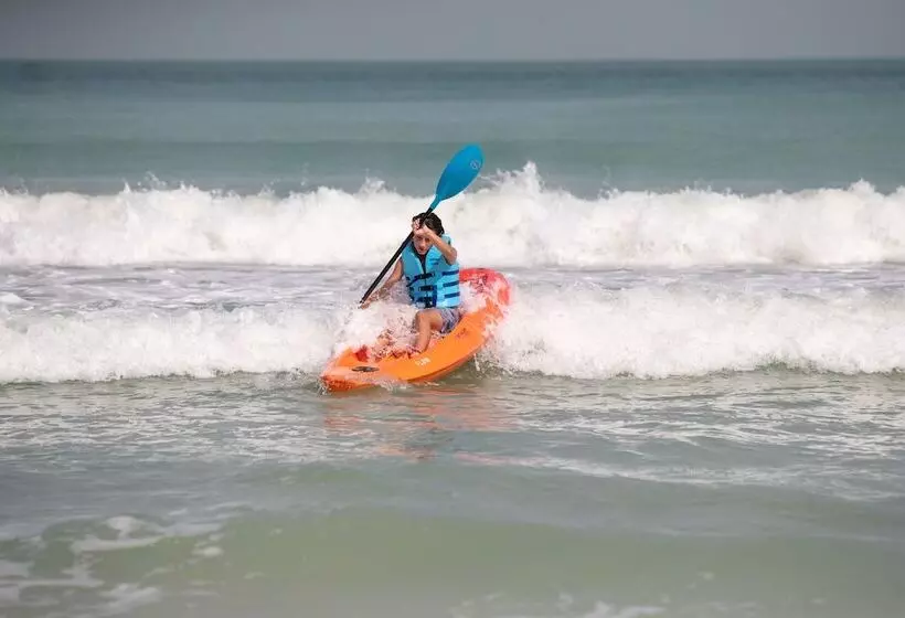 Отель Jumeirah Al Qasr Dubai