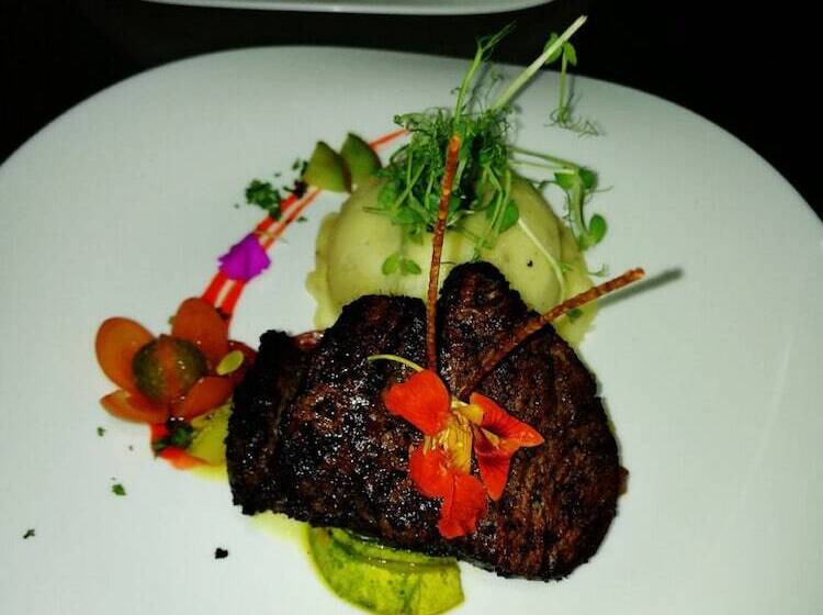 هتل Oceans Two Resort