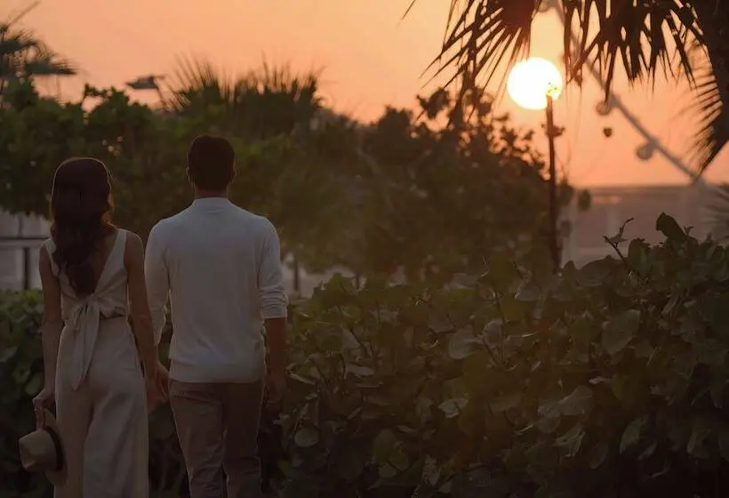 هتل The Ritz-Carlton, Dubai