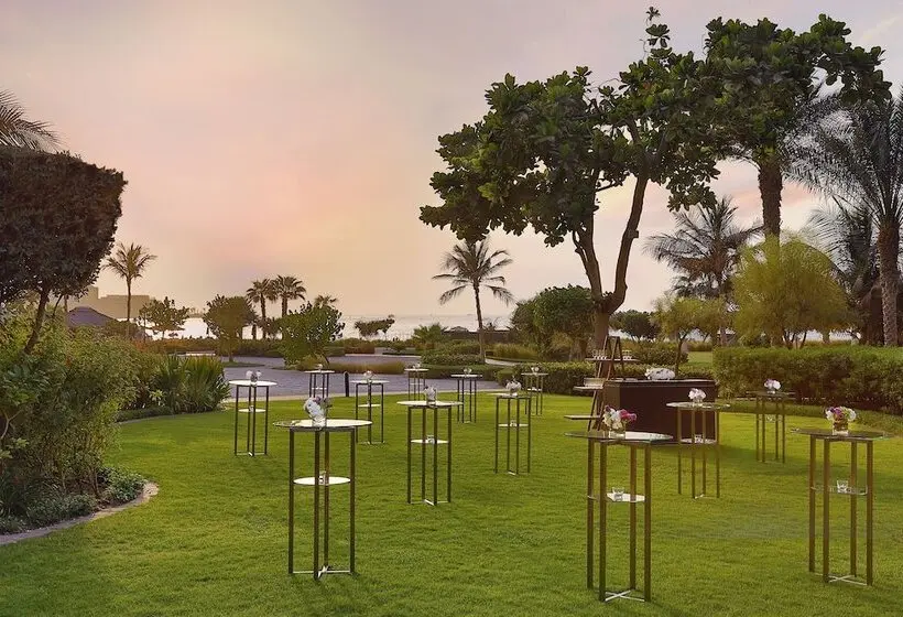 هتل The Ritz-Carlton, Dubai