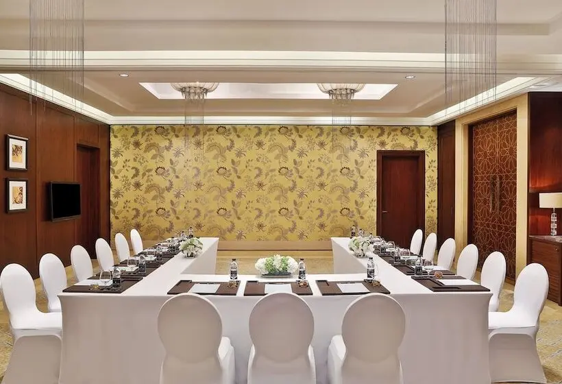 هتل The Ritz-Carlton, Dubai