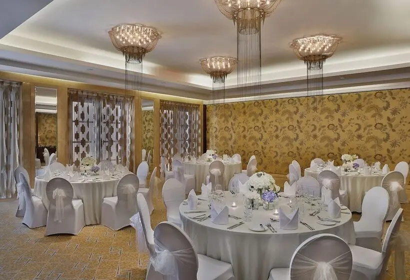 هتل The Ritz-Carlton, Dubai