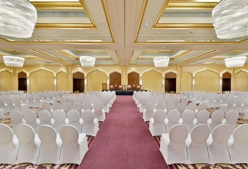 هتل The Ritz-Carlton, Dubai
