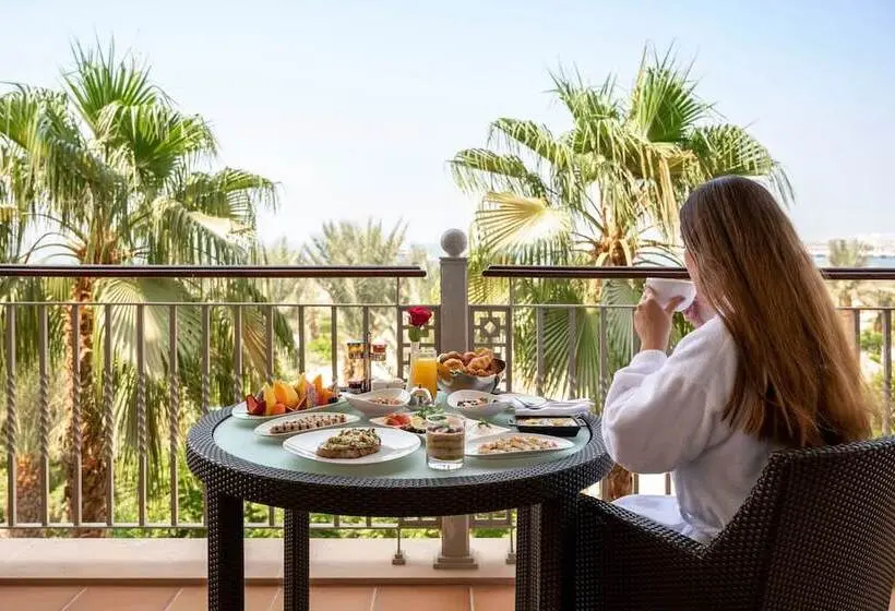 هتل The Ritz-Carlton, Dubai