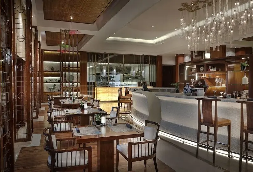 هتل The Ritz-Carlton, Dubai