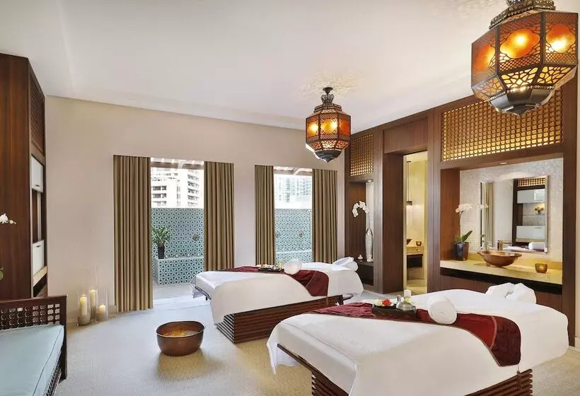 هتل The Ritz-Carlton, Dubai