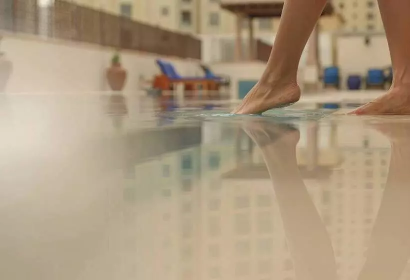 هتل The Ritz-Carlton, Dubai