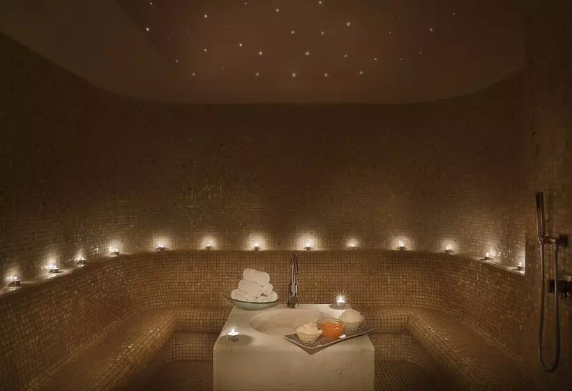 هتل The Ritz-Carlton, Dubai