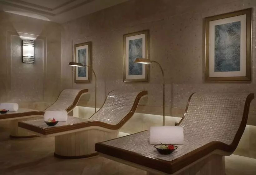 هتل The Ritz-Carlton, Dubai
